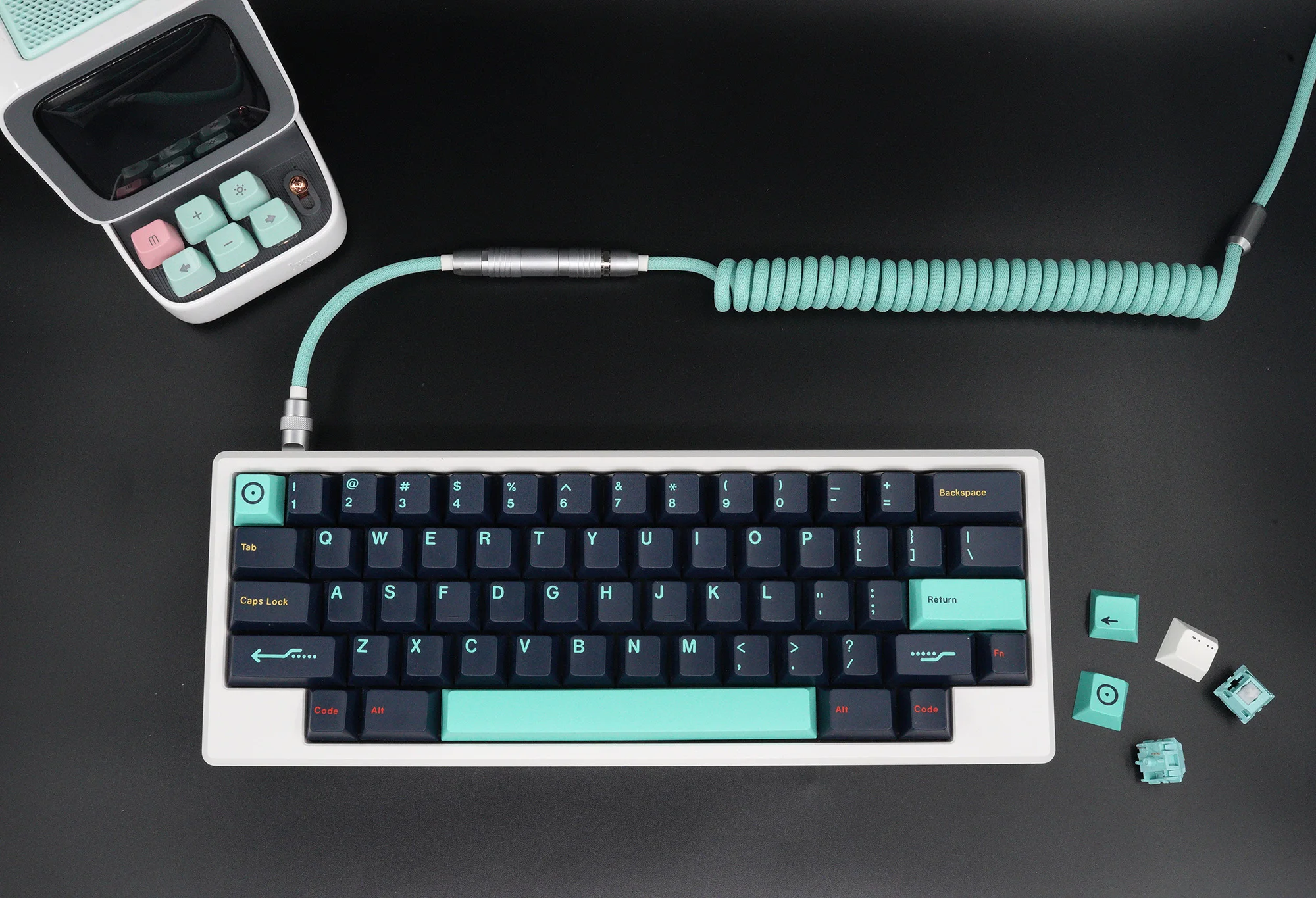 タマイズ可能な手作りメカニカルキーボード用スプリングデータケーブル GC-JP001：カテゴリ違いと種類選定の実証