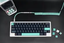 タマイズ可能な手作りメカニカルキーボード用スプリングデータケーブル【MOJO編みデザイン】