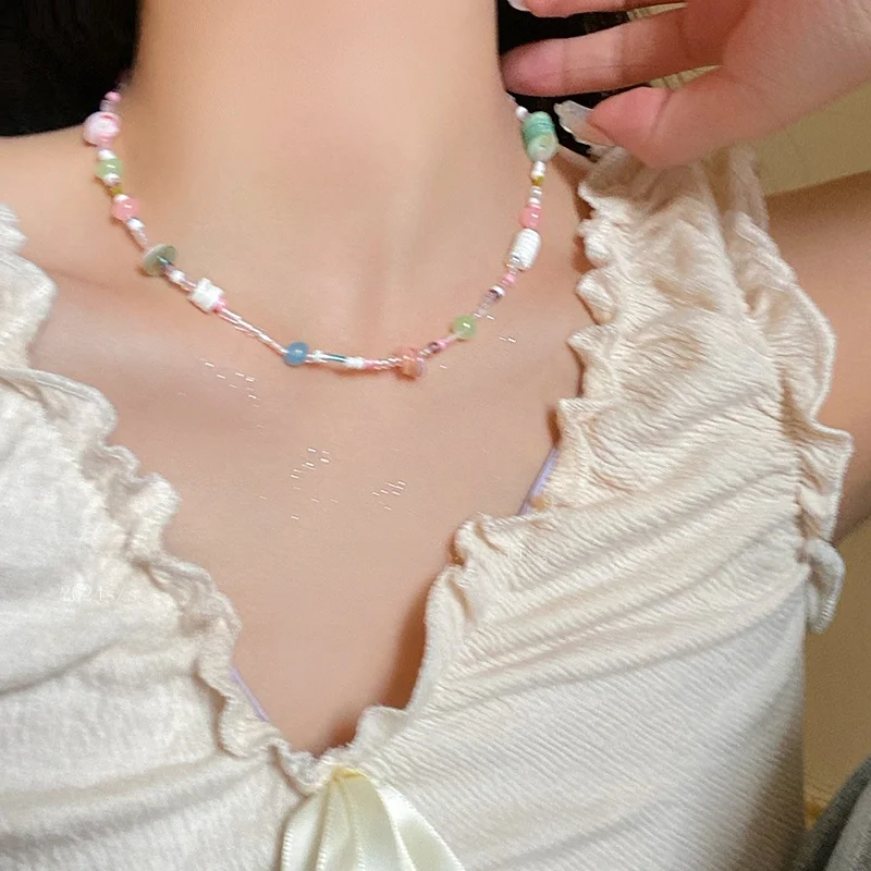 編み込みネックレス：リボンデザインの天然石パールネックレスが提供するカジュアルなスタイル