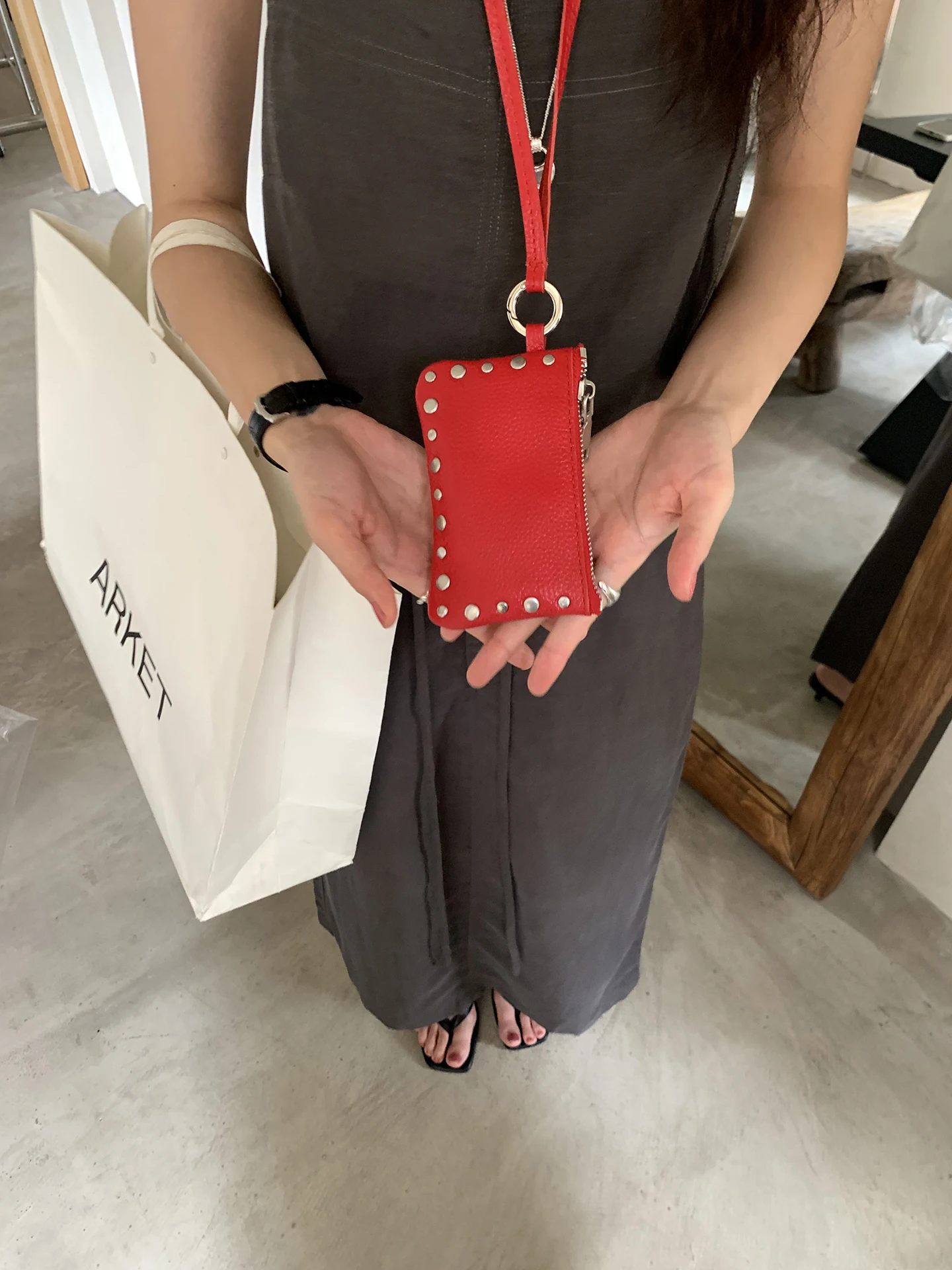 バッグと財布、どちらが日常の中心になるべき？一万円台で揃えるべきアイテムはこれ！