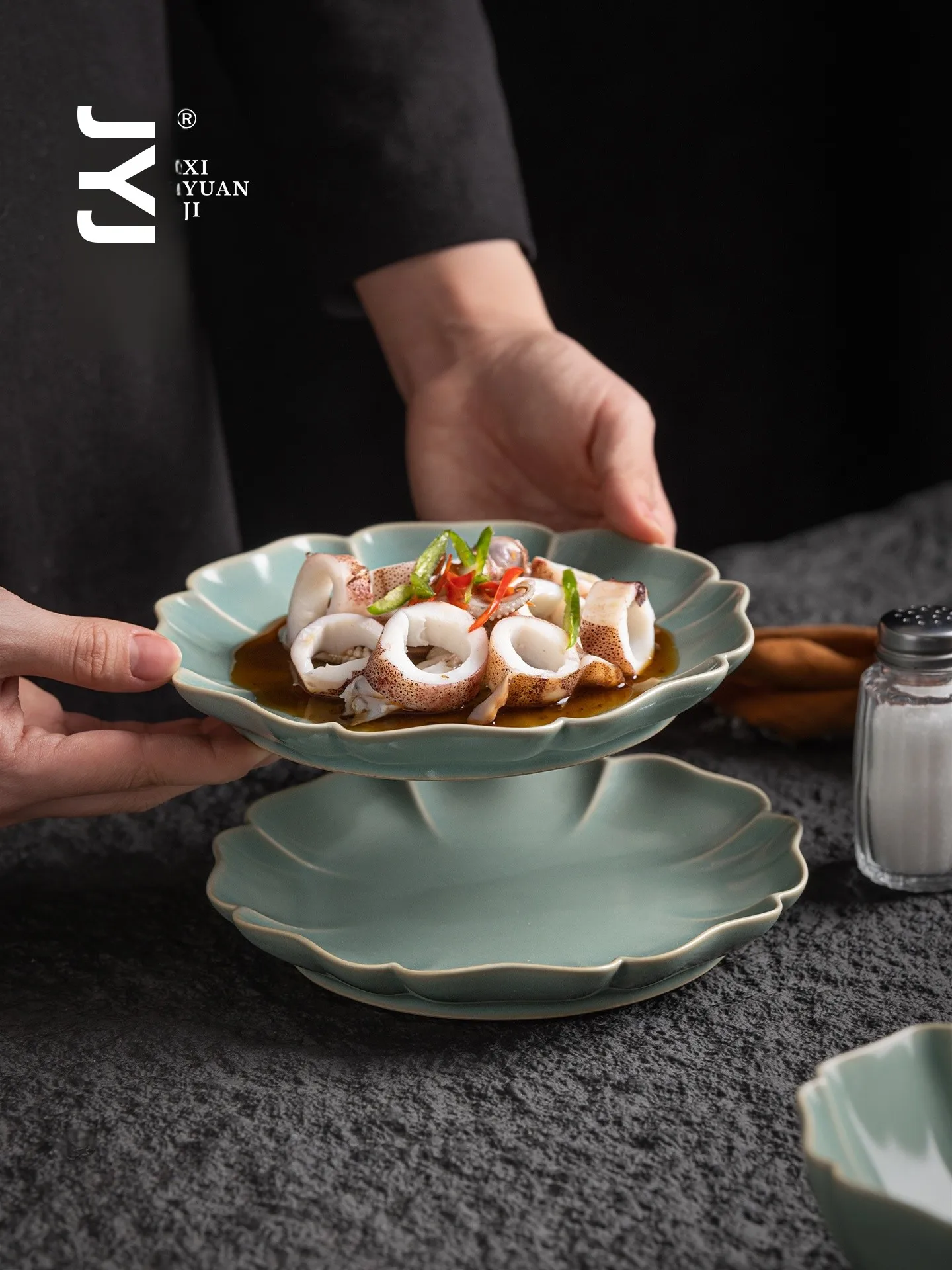 青磁製陶器皿：高級感と使いやすさを兼ね備えた中華スタイルの食器