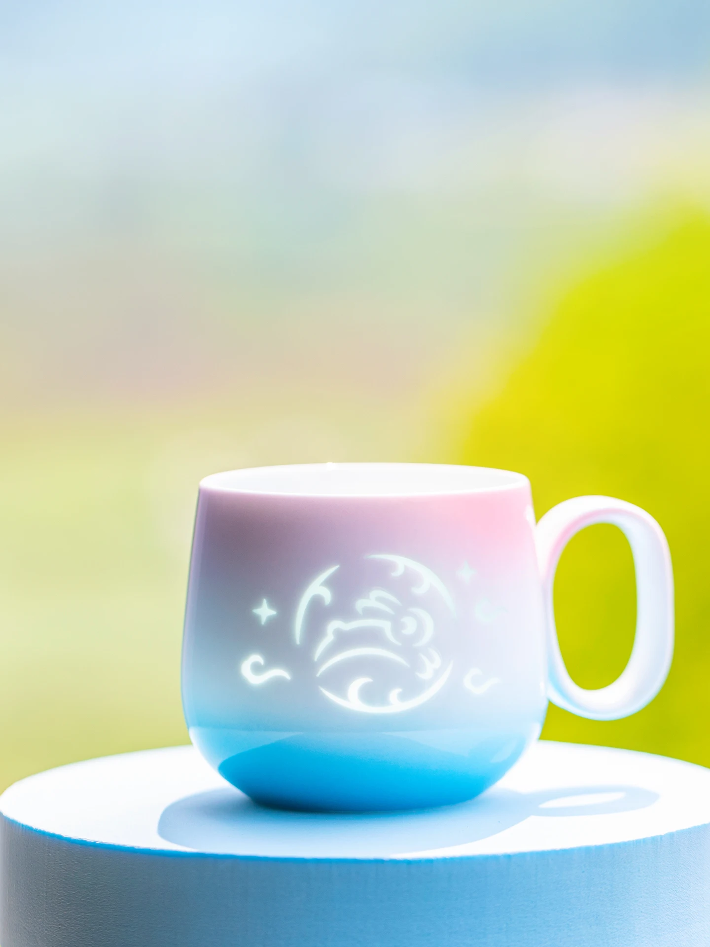 可愛らしい月ウサギデザインのストローマグ：出産祝いに最適な陶器製マグカップの実用性とシーン別選定