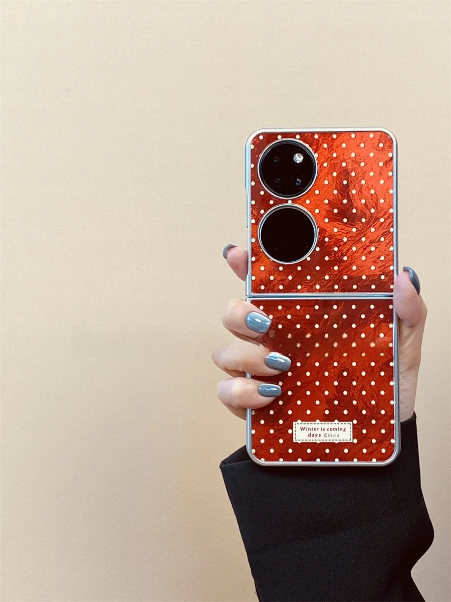 ハイデザインの折りたたみ式スマートフォンケース：波点柄とポンポンが特徴のデザインで保護とスタイリングを両立