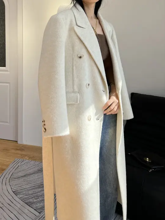 秋冬用・米白色のダブルフェイスウールコート【ショルダースタイル・ミドル丈・ノッチドラペル】
