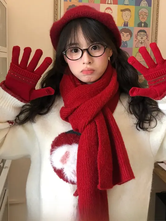 冬の暖かさを提供！赤いマフラー、帽子、手袋【クリスマス気分・極上の柔らかさ】（セットアップ対応）