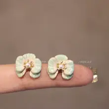 フレンチスタイルのエナメル花デザインイヤリング【青い小花・エレガントな印象】