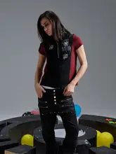 視覚的アーバンスタイル！ユニセックスのスリムフィット短袖Tシャツ【ラメ文字・スタッズ装飾・肩出しデザイン】
