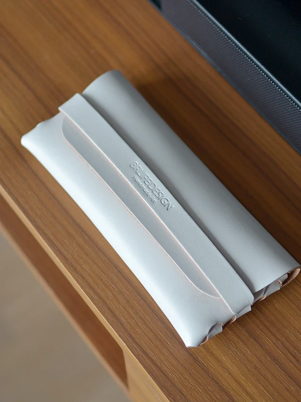 本革製眼鏡ケース【ハンドメイド】：革製の質感と耐久性が実証された日常使いの実態