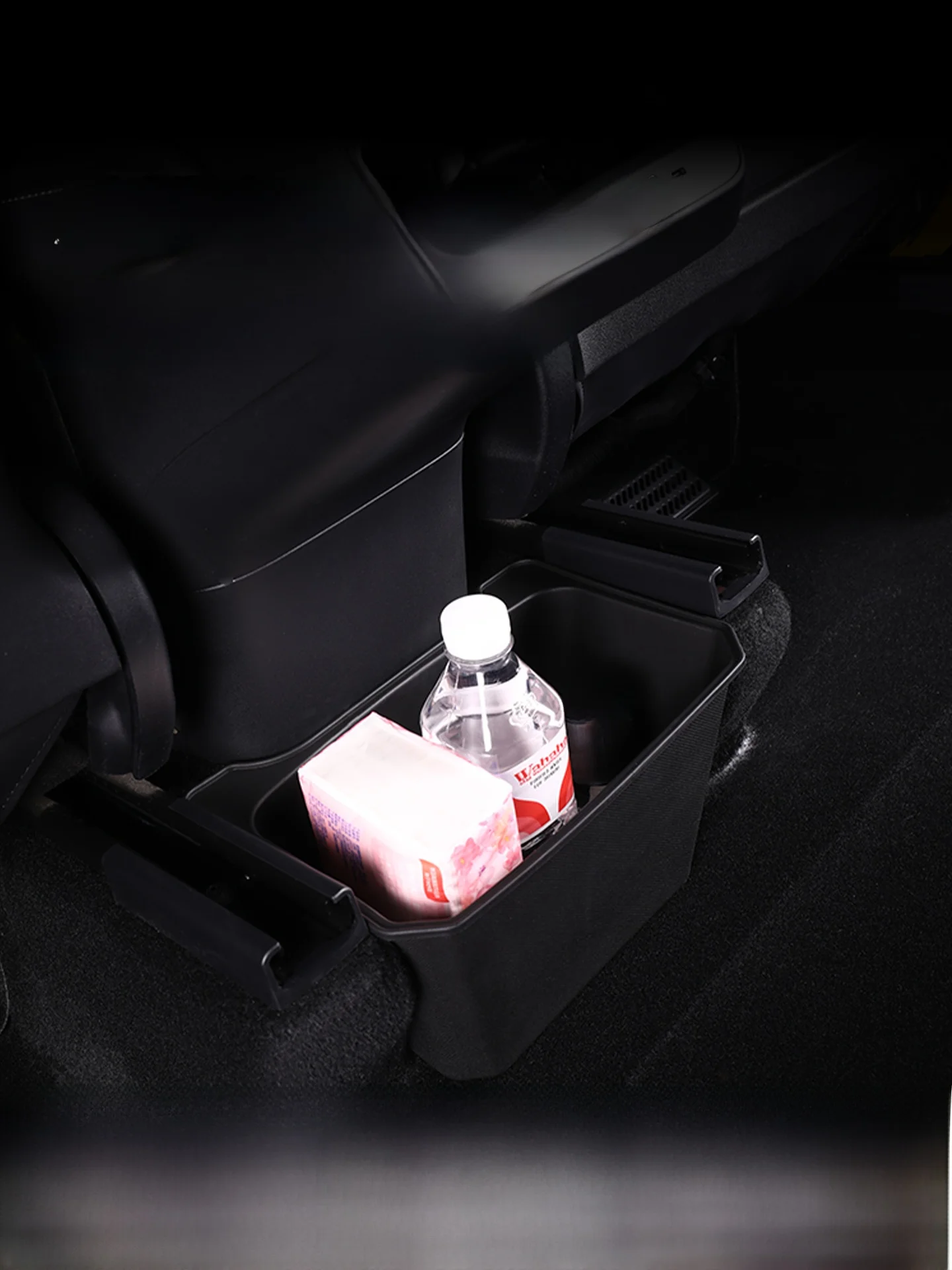 テスラModel Y用後部座席収納ボックス：車内バッグ収納の効率と実用性を検証