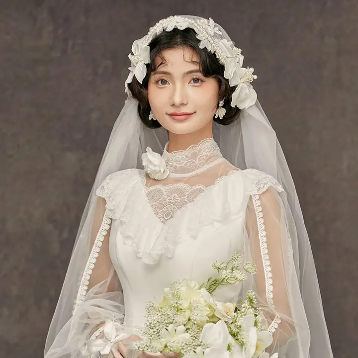 ヴィンテージ風の花飾り付きウェディングベール【フォト撮影用・エレガント・結婚式用】