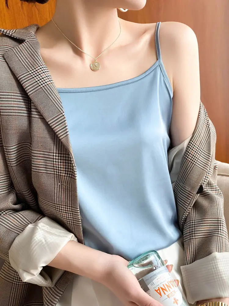 韓国ファッションとは何か - サテン風ノースリーブトップスのデザインと特徴