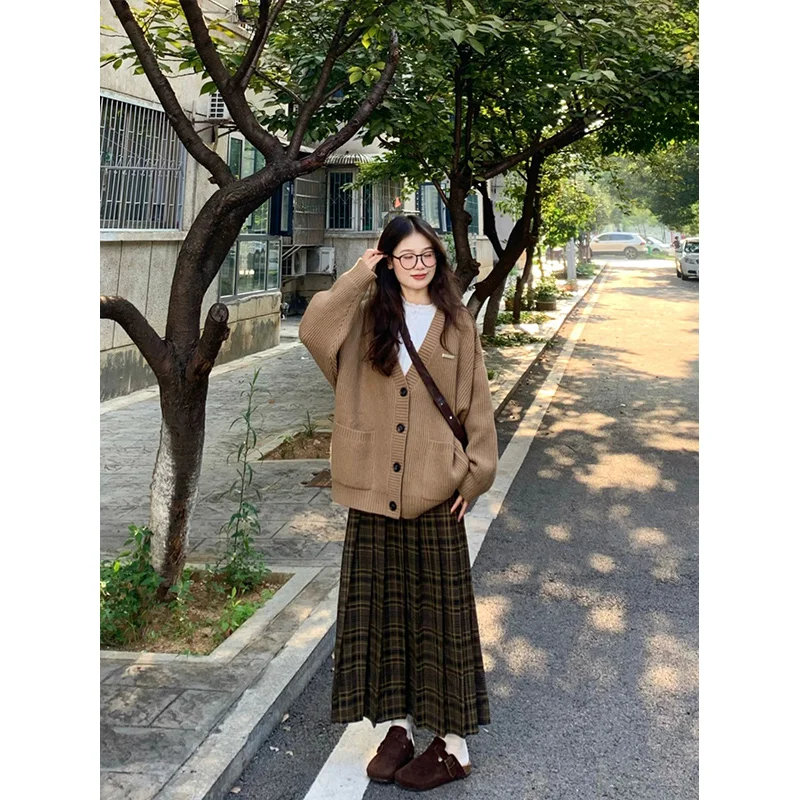 レトロな格子が秋を彩る！カーディガンとスカートの2点セット、どう選ぶ？