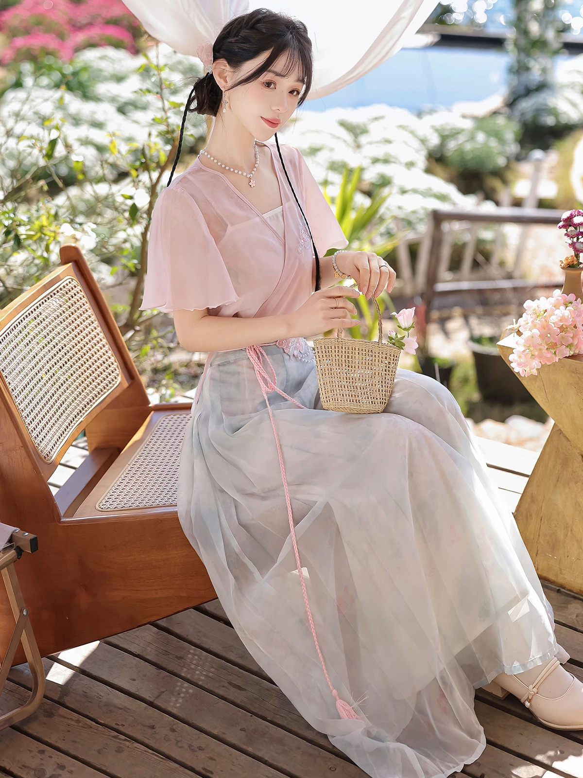 清楚系服は本当に通勤に使えるのか？中国風改良漢服が解決する日常のズレ