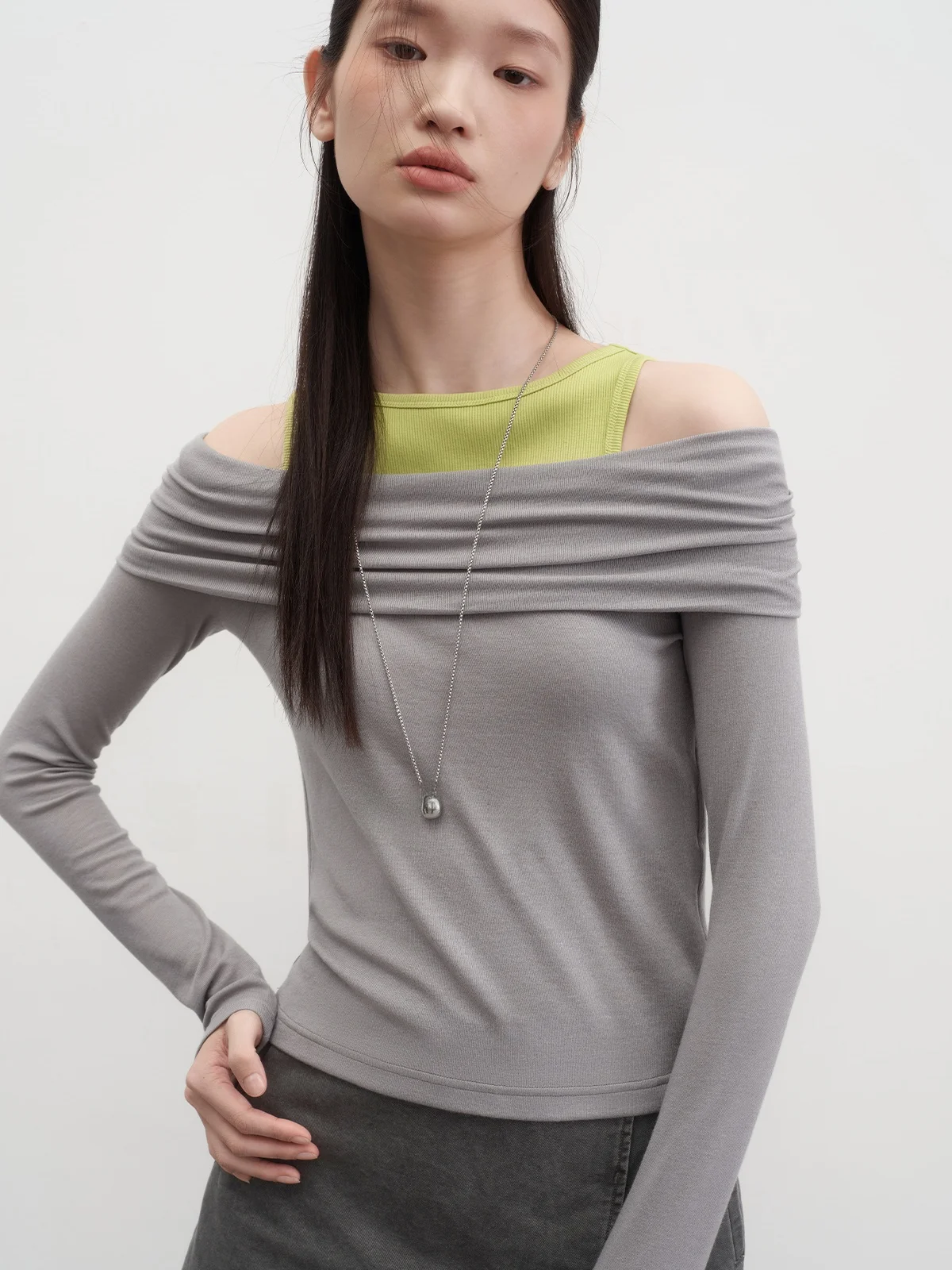 通勤スタイルで悩むあなたへ：Tシャツの下に着る長袖がおしゃれに見える理由は？
