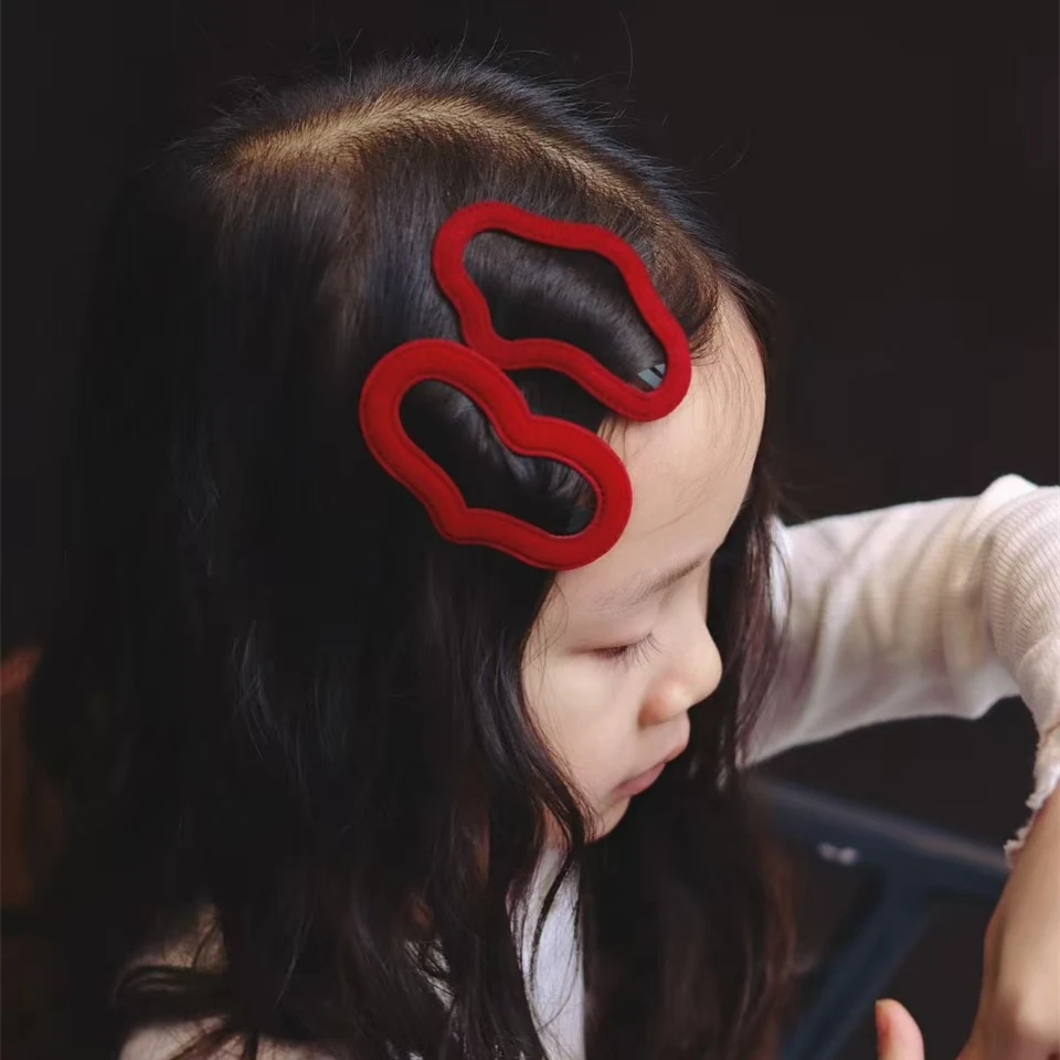 赤色の子供用ヘアアクセサリー：星と雲のデザインで人気のバレッタタイプを徹底解説