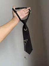 暗黒パンク風！穴あけ不要のブラックピン蝶ネクタイ【デザイン感・チェーン装飾】