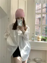 シンプルで着回し自在な白シャツ【秋用・ゆったりシルエット・中丈】