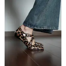 バイカラーレオパード柄フラットシューズ【クロスベルト・シンプルデザイン・日常使いに最適】