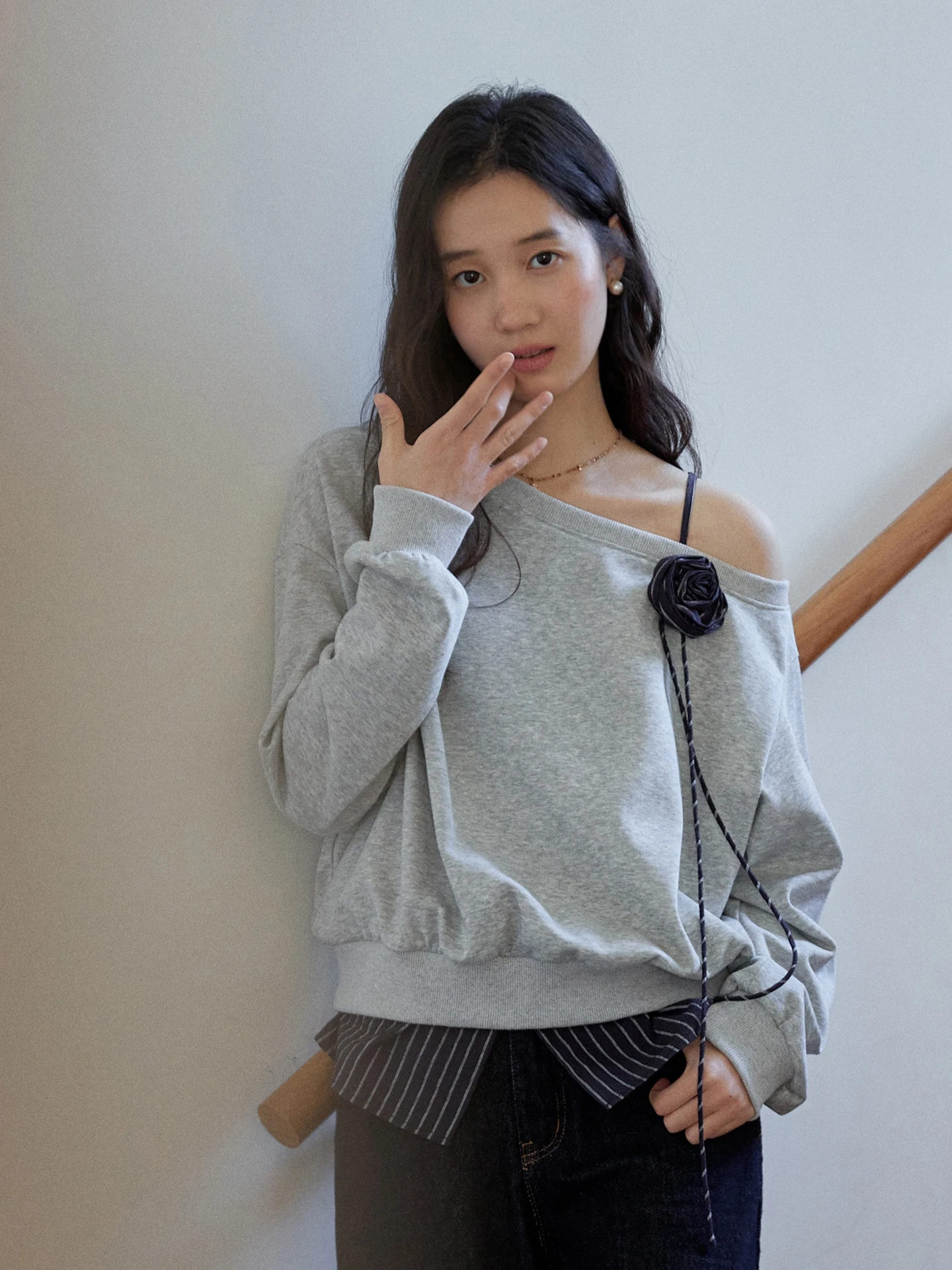 春用立体花柄斜肩露出トップス：tシャツワンピース コーデ とろみシャツ コーデ に最適なゆったりシルエット