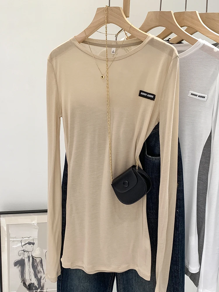 白Tシャツを重ね着に活かすには？韓風の透け感が魅力のレディーストップスが今、注目されています
