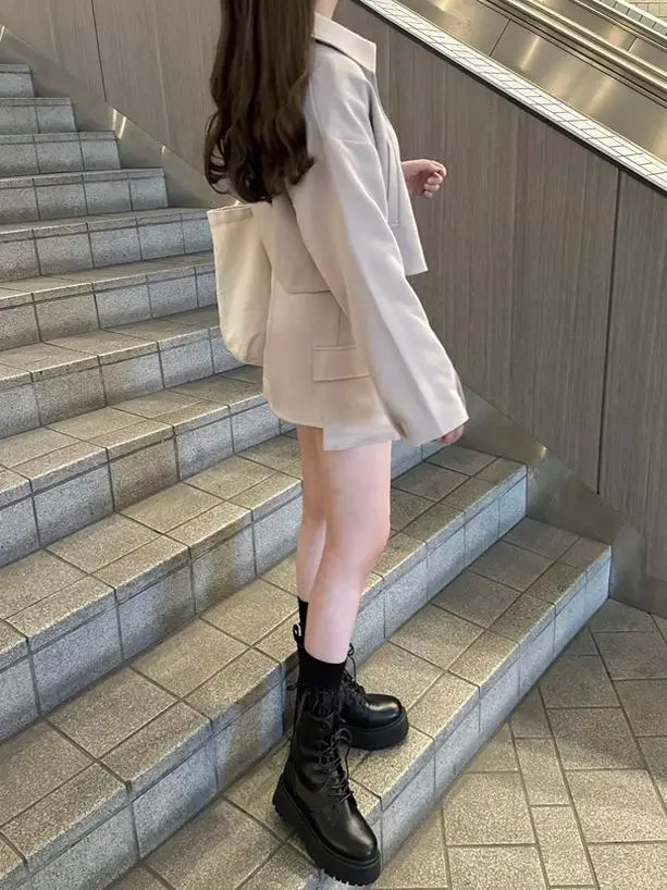 40代のジーパンコーデに合うトップスは？可愛らしいジャケットとショートパンツの組み合わせが解決する