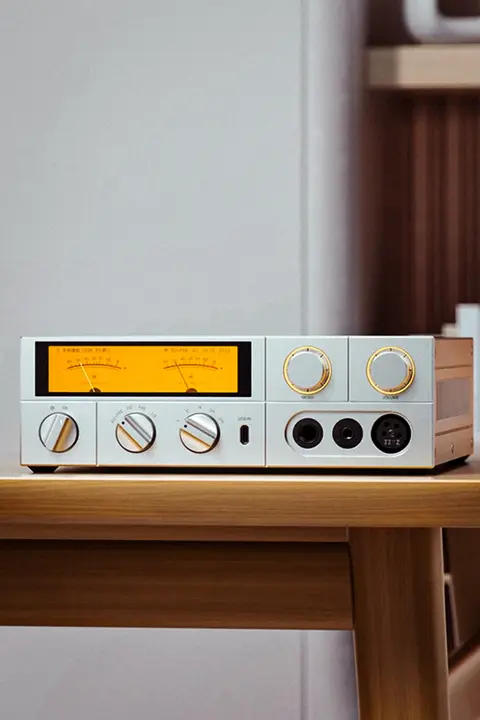 高品質デスクトップDAC＆ヘッドフォンアンプ【フロントパネル一体型・ハイファイ音質】