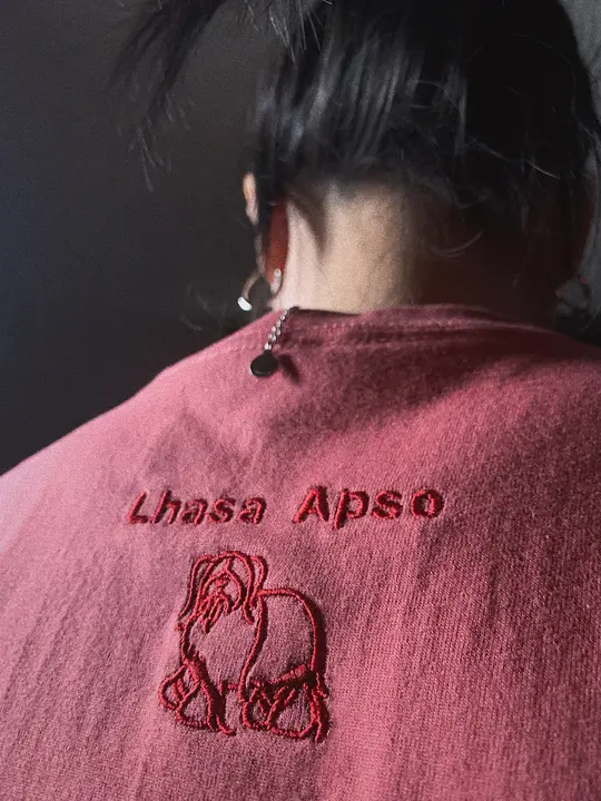 ラス・アプソ犬デザインのアメリカンレトロTシャツ【短袖・暗いピンク・コットン100%】