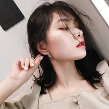 シンプルなデザイン！銀色の金元符号イヤリング【個性派・女性用】