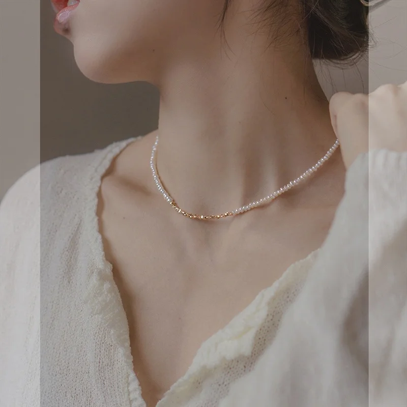 小粒の金色パール風ネックレス：高校生女性向けの軽やかなオリジナルデザイン
