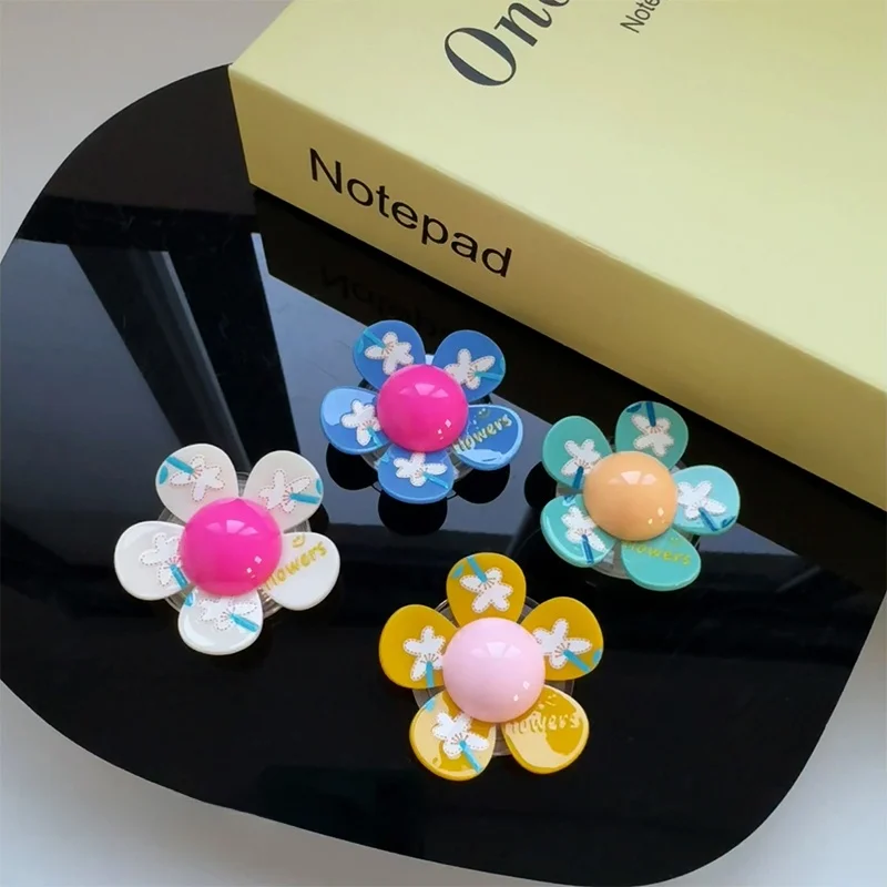 アクリル製花デザインスマホスタンドケース：回転式でデスクに自然に設置できる