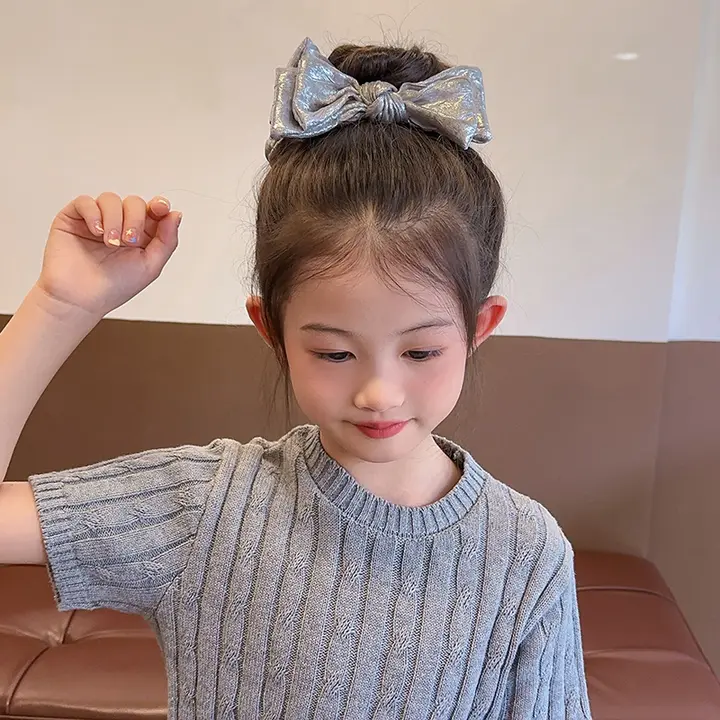 子供用シルバーリボンバンヘアクリップ【蝶結びデザイン・高級感】