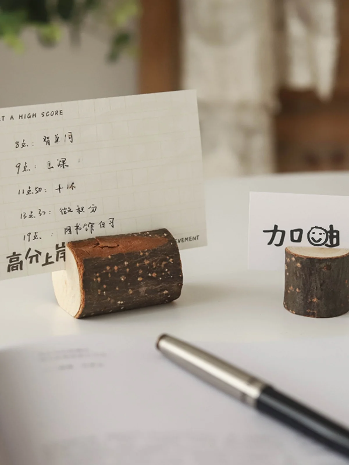 ネームプレートクリップを選ぶべきタイミングは？木製のフォトクリップが通勤やオフィスでどう活躍するのか