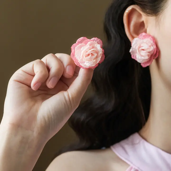 立体ローズデザインのピンクイヤリング【フランス風・女性用・上品】