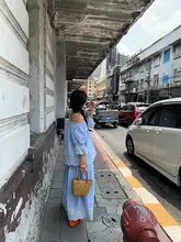 春の服装には、青い刺繍入りの中空ピース 2 枚の完全なセットを着用してください。