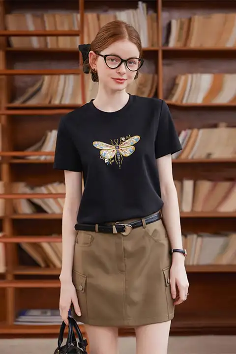コントラスト刺繍ラウンドネック半袖Tシャツ【カジュアル・女性用】
