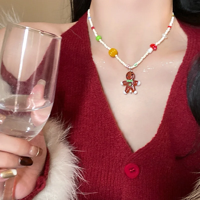 クリスマスツリーとジンジャーブレッドマンのネックレス：女性向けデコレーションデザインの実用性とシーン別適用