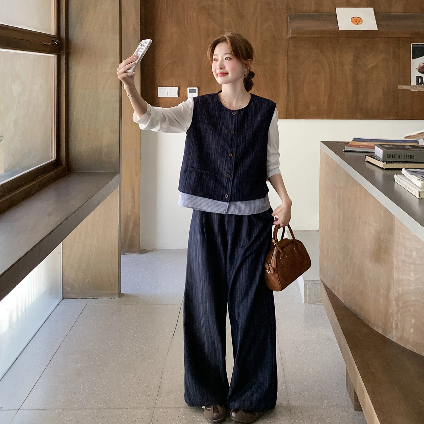 服の組み合わせ：洗練されたベストとワイドパンツセットのカジュアルスタイルガイド