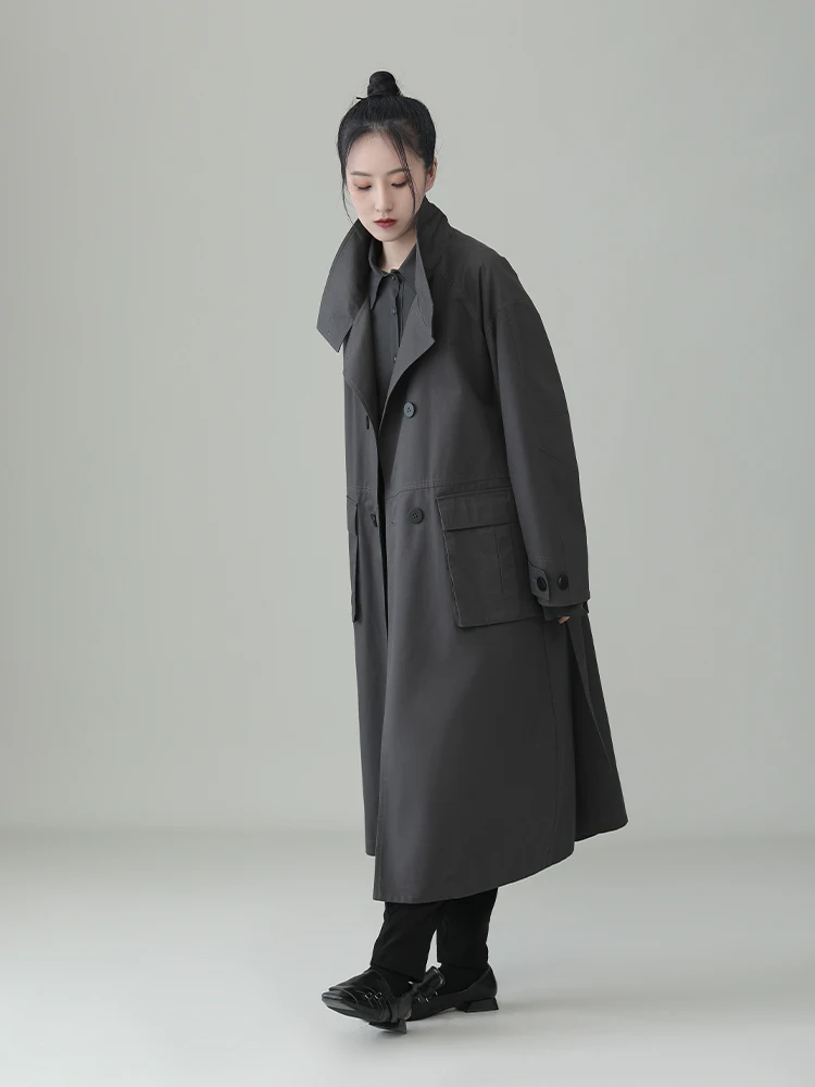 大人可愛い服 40代コーデの秘密はシルエットの美しさに！岩の灰トレンチコート徹底解説