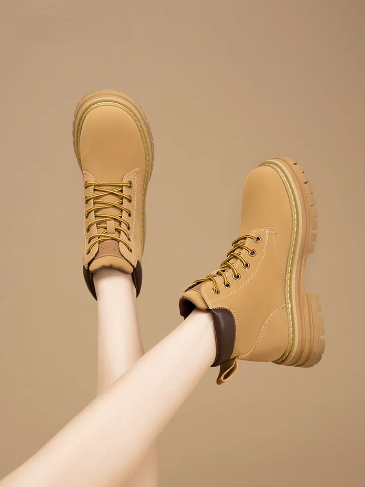 エンジニアブーツの色は黒か茶色か？レディースの通勤スタイルに最適な選び方とは？