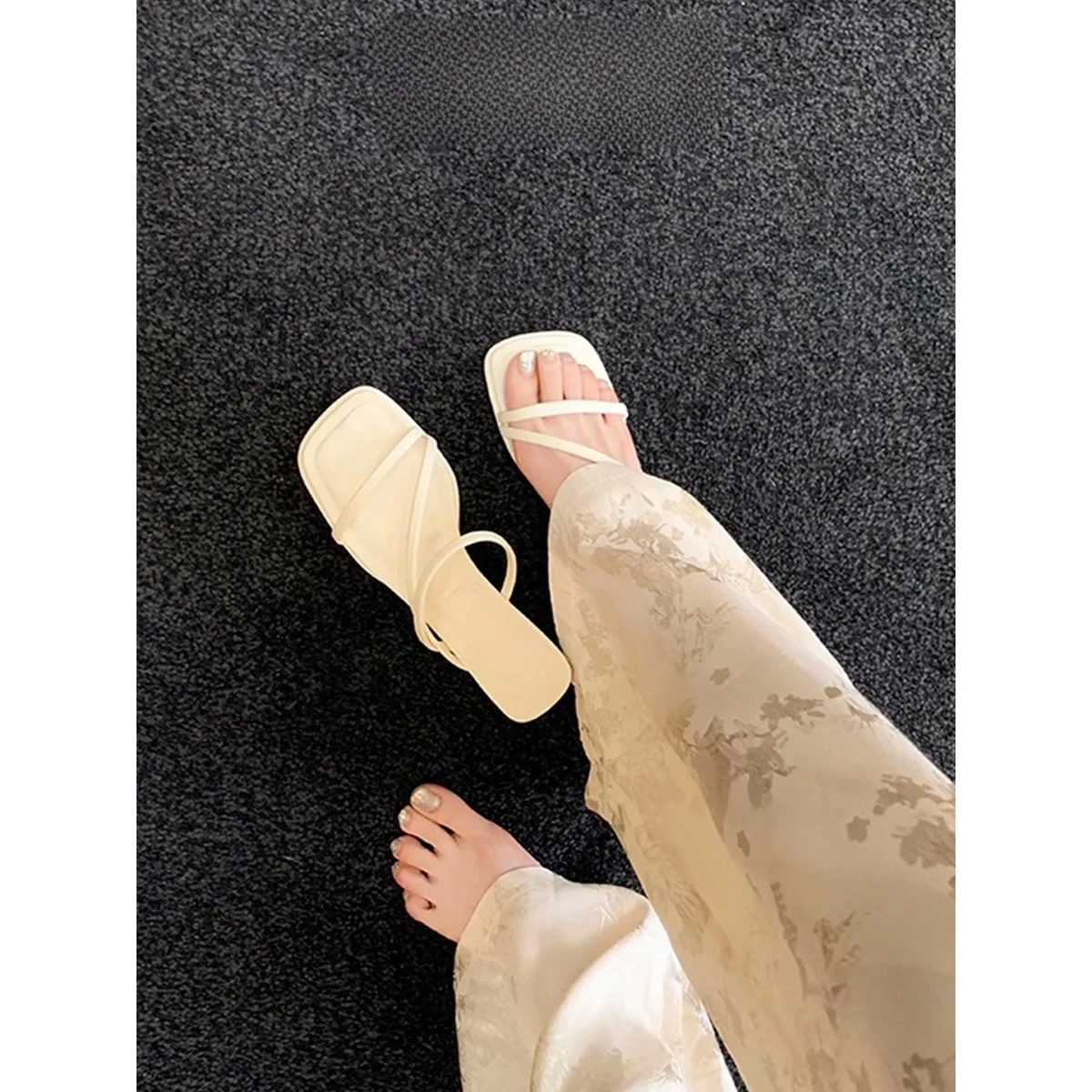 羊皮製のフレンチスタイルハイヒールサンダル：疲れないヒールサンダルの実用性と設計原理