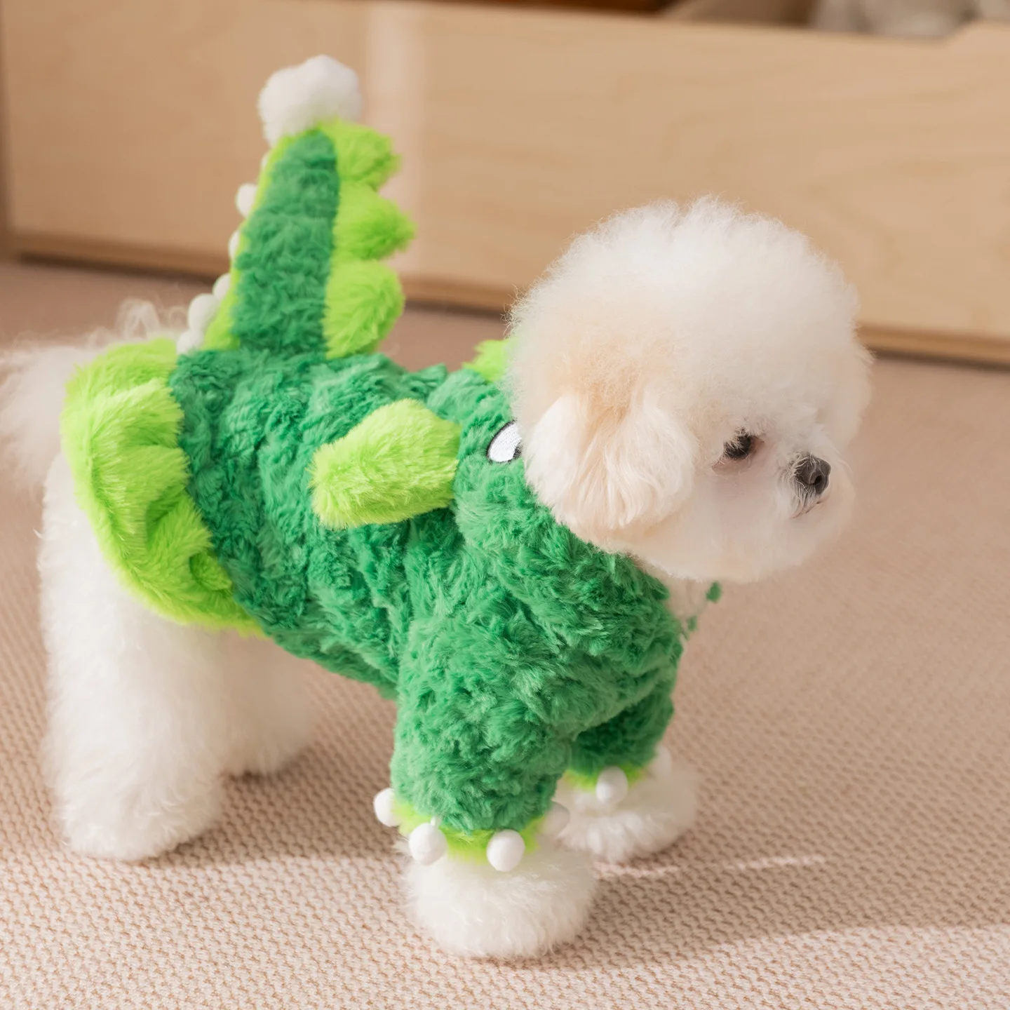 恐竜変身デザインの犬用衣服：小型犬向け二足タイプの実用性とサイズ選定ガイド