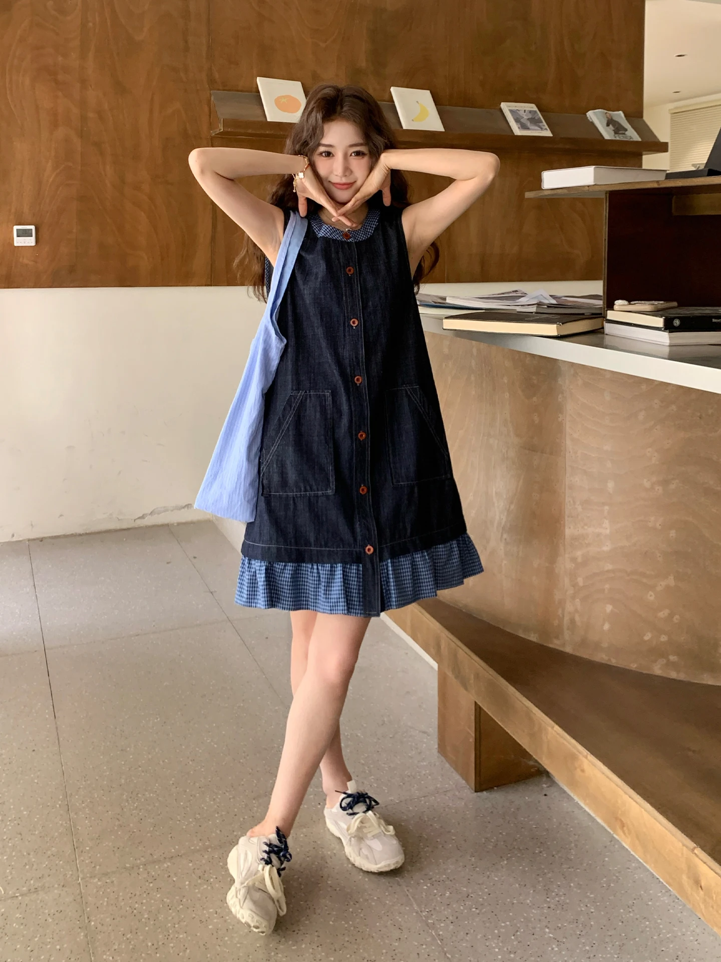 深い青のチェック柄 ノースリーブ デニムジャンパースカート：ネイビー デニム コーデ 夏の実用性とスタイル選定ガイド