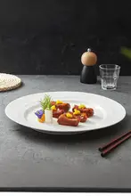 白色陶器製 幅広リムの丸いプレート【創意デザイン・高級感ある食器】