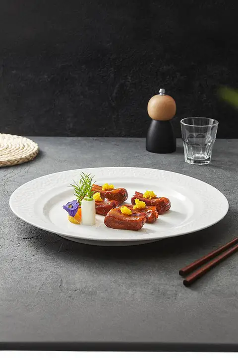 白色陶器製 幅広リムの丸いプレート【創意デザイン・高級感ある食器】