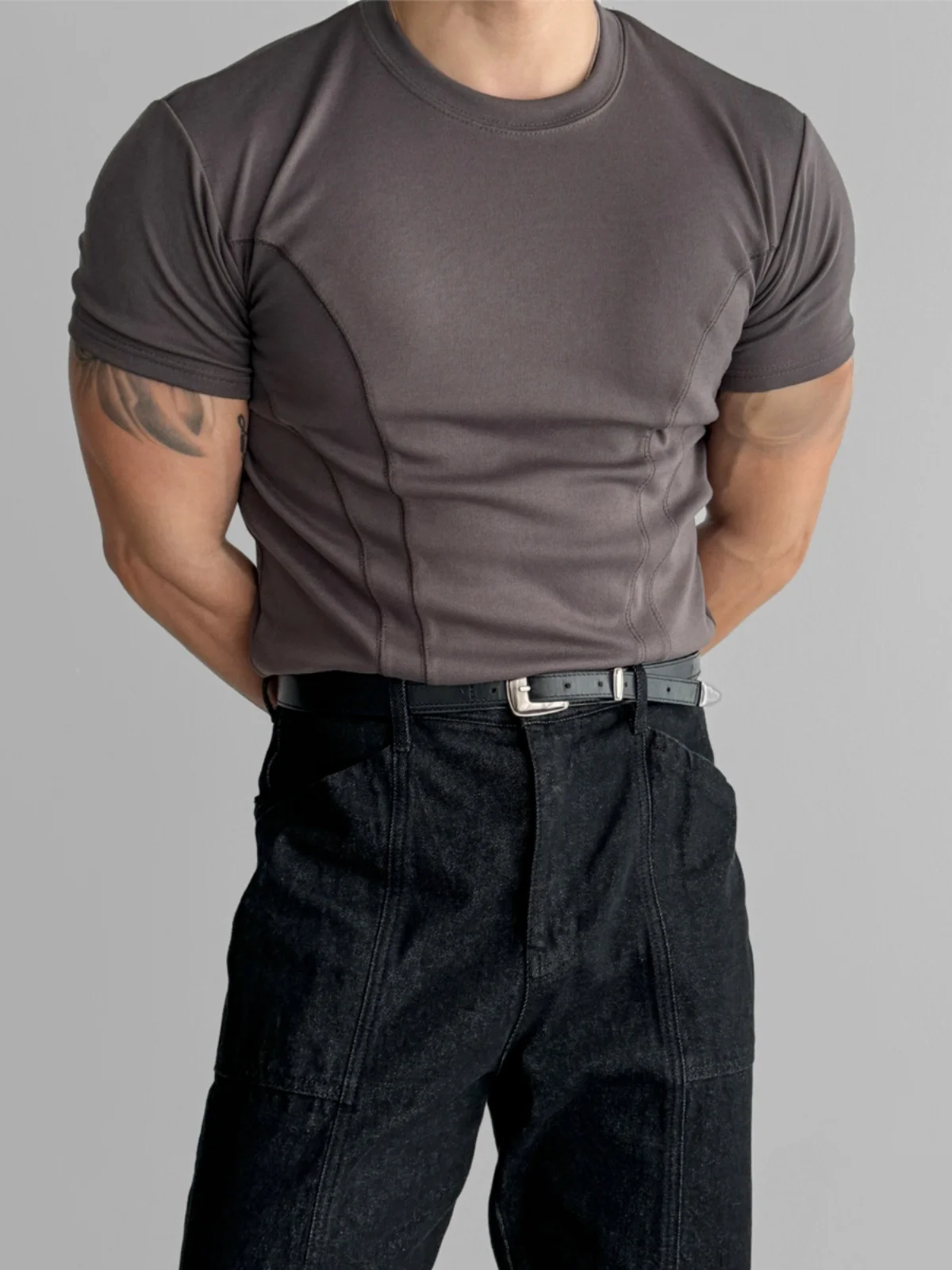 カットオフTシャツが似合う体型の選び方は？30代男性が実際の着用で気づいたこと