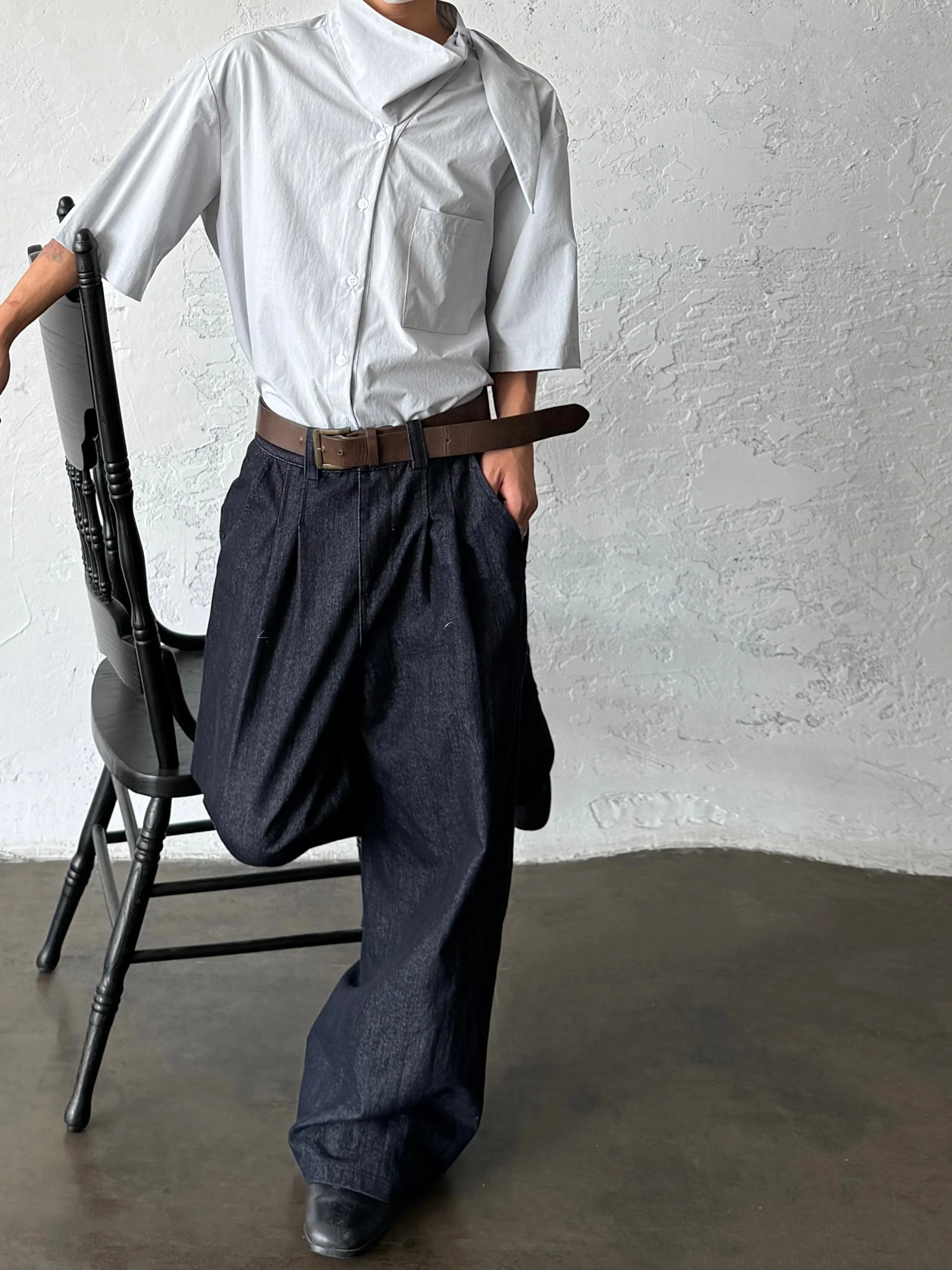 オフィスカジュアルのシャツを選ぶときに迷う？50代から20代まで、どんなTシャツが最適なのか