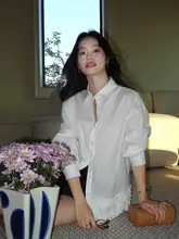デザイン性のあるフリル付きホワイト長袖シャツ【女性用・上品な雰囲気】