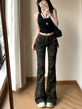 低めウエストの迷彩柄デニムパンツ【フィット感・フレアデザイン・女性用】