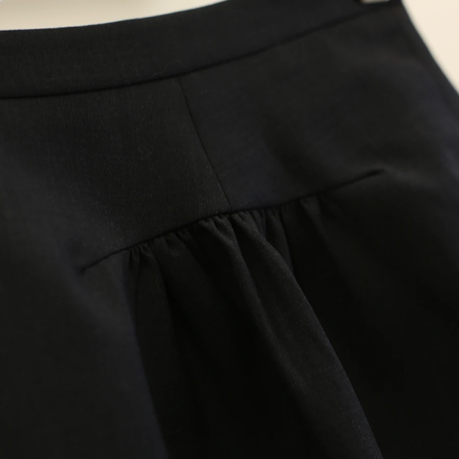 ロングスカート 白 どんな場面で着る？通勤からデートまで、1本で解決するコーデの秘密