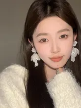 華やかな花とフリンジデザインのイヤリング【ティアード・特別デザイン・ブライダル用】